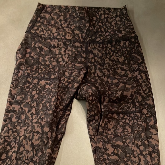 Lululemon legging in size 4 - Picture 3 of 3